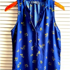 This top by lipslide is perfect for your wardrobe and for any ocasión.